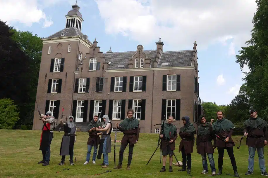 Boogschieten op elkaar, een van IntoTheMirror's teambuilding spellen, voor het Maarten Maartenshuis